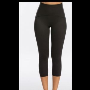 Cropped black leggings